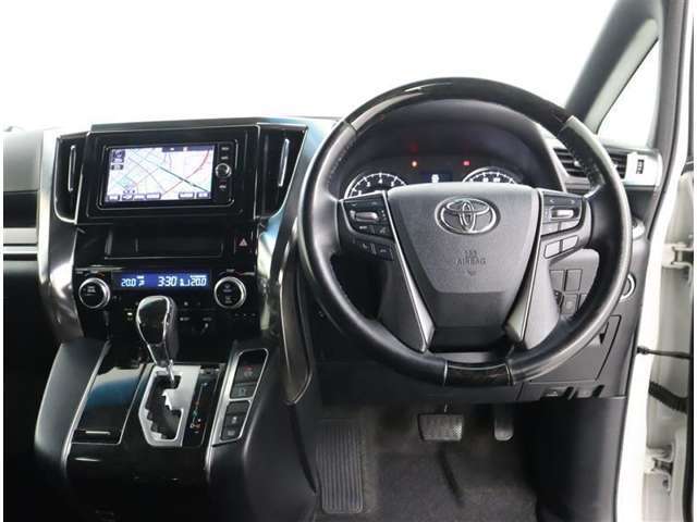 視界良好、足元広々！快適な運転席回りです