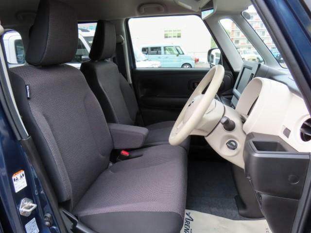 運転席、助手席がくっついたベンチシートタイプの前席です。シートはそれぞれお好みの位置に調節が可能です。