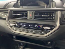 【オートエアコン】一度お好みの温度に設定すれば、車内の温度を検知し風量や温度を自動で調整。暑い…寒い…と何度もスイッチ操作をする必要はありません。快適な車内空間には必須の機能ですね♪