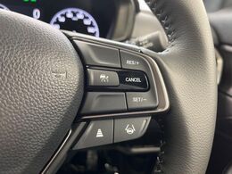 【クルーズコントロール】高速道路もラクラク走行。アクセルを離しても一定速度で走行ができ、長距離運転時の負担を軽減！加速・減速も簡単なスイッチ操作で調整できます。