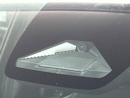 【ホンダセンシング】走行中に前方の車両等を認識し、衝突しそうな時は警報とブレーキで衝突回避と被害軽減をアシスト。より安全にドライブをお楽しみいただけます。