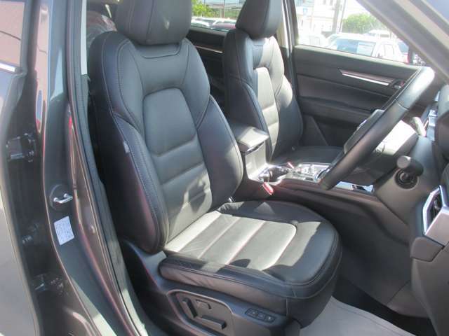 運転席には電動パワーシート搭載！また1つのキーごとシート位置を記憶できるメモリー機能付き！