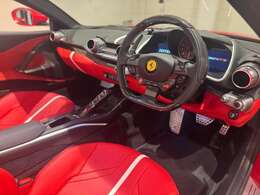 内装色:ROSSO FERRARI【人気オプションのカーボンファイバードライバーゾーンが装備されております。】