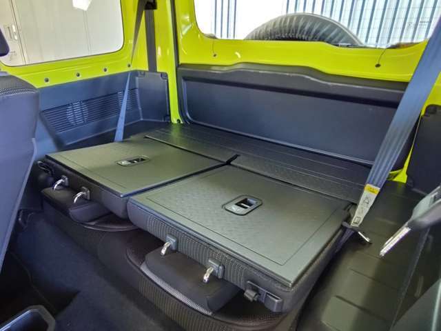 後席を倒せば広いラゲッジルームの完成です！