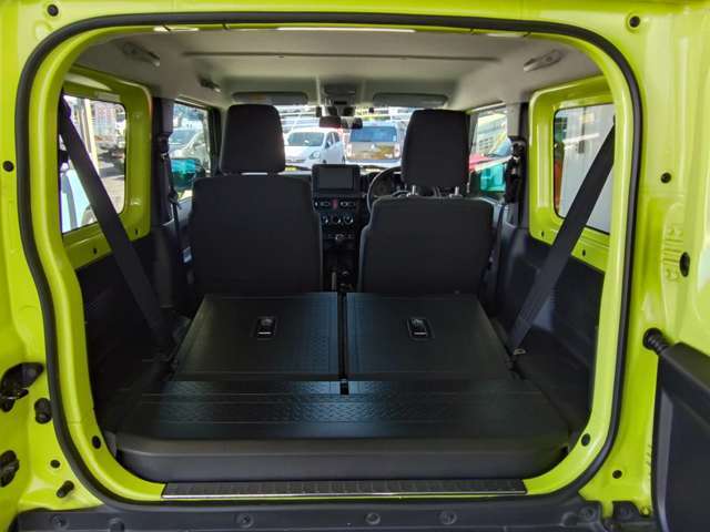 後席を倒せば広いラゲッジルームの完成です！