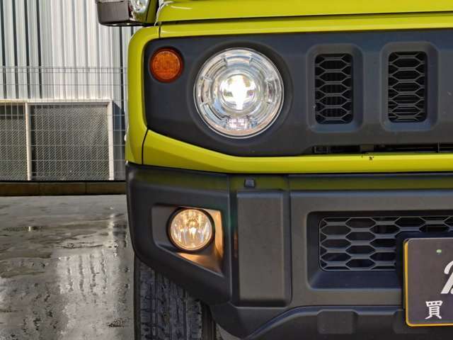 LEDヘッドライト＆フォグランプ装備で夜道も安心！