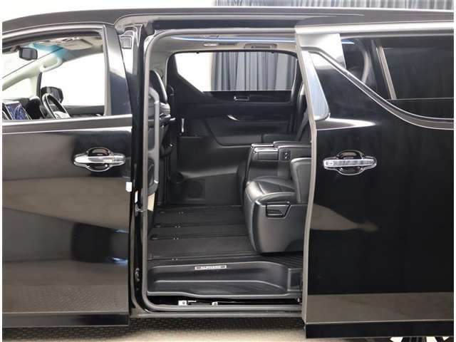 スライドドアの良いところは、乗り降りしやすく、隣の車両にドアをぶつける心配がないことですよね。両側電動スライドドアですから、運転席から開け閉めが操作できますよ。