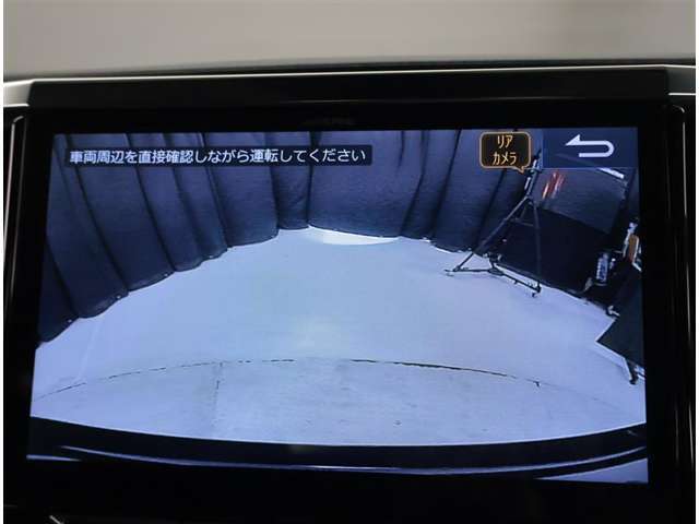 バックモニター付き。駐車の際のサポートとなり、必須アイテムのひとつですよね。それでも、バックする際は必ずご自身の目で確認をしてください。