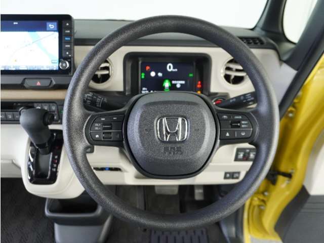 【Honda SENSING】 カメラ等装置で精度の高い検知能力を発揮、安全運転を支援します。ステアリング上のコントローラーに注目！