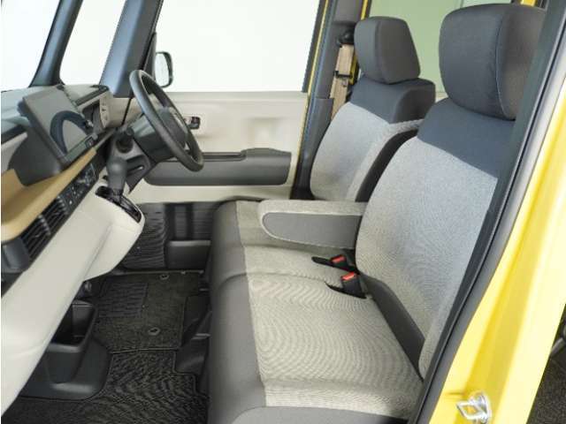 運転席と助手席は足元が繋がっているので自由に行き来しやすいので駐車場が狭いときでも助手席側からスムーズに乗り降りできて便利！