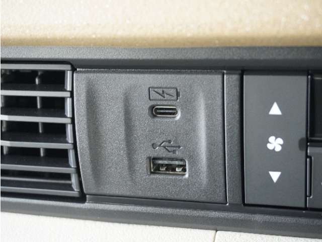 スマートフォンの充電等にも便利なUSB電源ソケット等も使いやすい場所に装備されています。