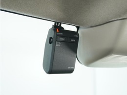 ◆ドライブレコーダー◆映像・音声などを記録する自動車用の装置です。　もしもの事故の際の記録はもちろん、旅行の際の思い出としてドライブの映像を楽しむことができます。