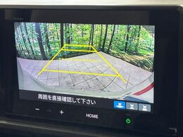 【バックカメラ】駐車時に後方がリアルタイム映像で確認できます。大型商業施設や立体駐車場での駐車時や、夜間のバック時に大活躍！運転スキルに関わらず、今や必須となった装備のひとつです！