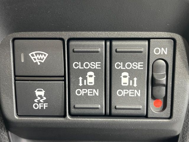 【両側パワースライドドア】スマートキーや運転席のスイッチで後席両側スライドドアの開閉が可能♪電動だから力を入れてドアを開ける必要が無く、小さなお子様でも簡単に開け閉めでき快適です♪