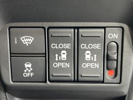 【両側パワースライドドア】スマートキーや運転席のスイッチで後席両側スライドドアの開閉が可能♪電動だから力を入れてドアを開ける必要が無く、小さなお子様でも簡単に開け閉めでき快適です♪