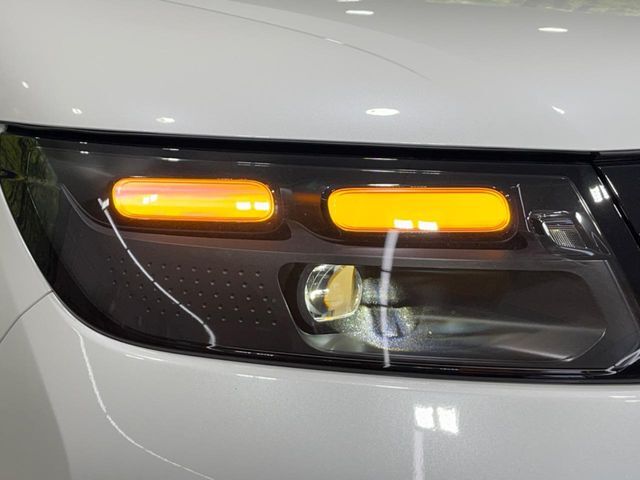 【LEDヘッドライト】悪天候や夜間走行時も良好な視界を確保し安心して運転できる高輝度LEDヘッドライトを装備！点灯速度が早く、消費電力も抑えられています。
