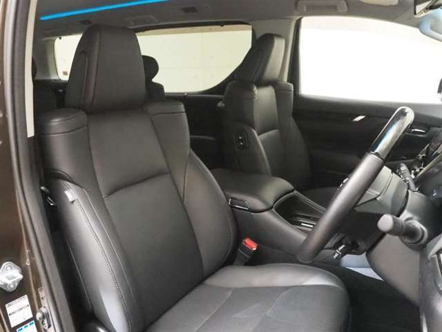 運転席には上下アジャスター付き！運転姿勢の調整に役立ちます。