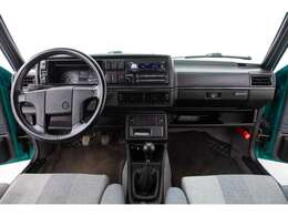 左ハンドルと5速MTが、このモデルの本場の趣を感じさせてくれる貴重な仕様です。