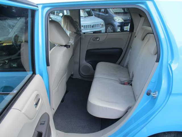 もちろんフロアマットも保護！屋内展示場なのでクルマが納車前に汚れてしまう心配は少ないですが、足元の部分はどうしても汚れやすいのでこうしてカバーをかけさせていただいております。