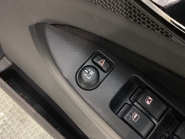 狭い駐車場で便利な電動格納ドアミラーが付いています。