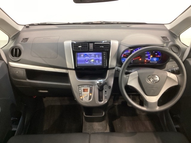 使いやすいレイアウトのダッシュボード周辺です。オートエアコンや小物入れなど嬉しい装備が満載です。