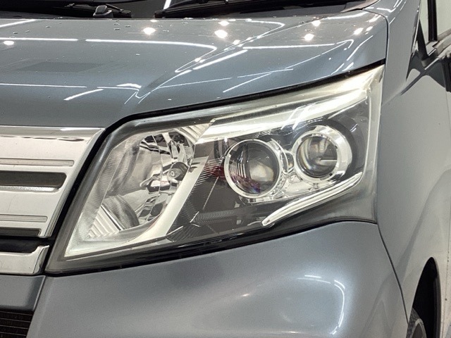 LEDヘッドライトは、点灯の瞬間から最大光量を発揮し、突然暗くなるトンネルなどでの安定感を高めます。