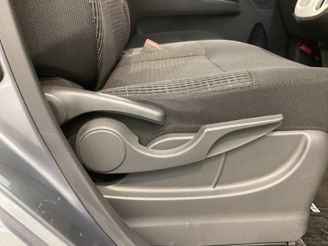 シートハイトアジャスターが付いているので運転姿勢を調整するのに便利ですね。身長に合ったシートポジションは安全運転や疲労軽減にもつながります。