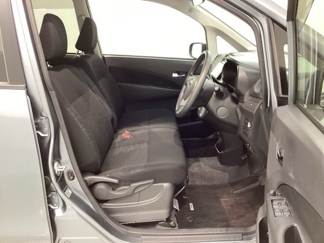 シートは厚めのクッションですのでゆったり座れますよ。