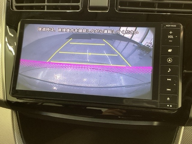 リバースギアに入れるだけで後方の表示へ切り替わります。夜間や雨の日の駐車も楽になりますよ。