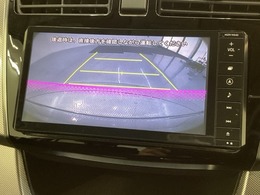 リバースギアに入れるだけで後方の表示へ切り替わります。夜間や雨の日の駐車も楽になりますよ。
