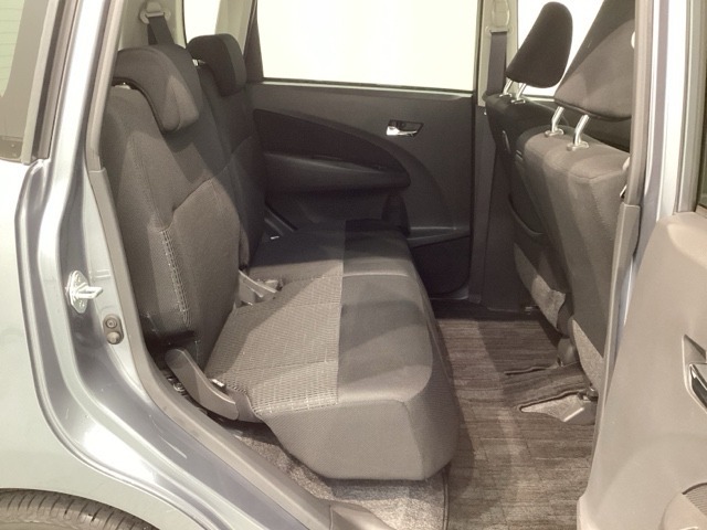 後席も余裕の広さ！ゆったりくつろげます！！