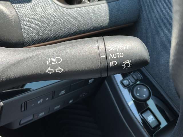 トンネル進入時や暗くなれば自動点灯するオートライトです。