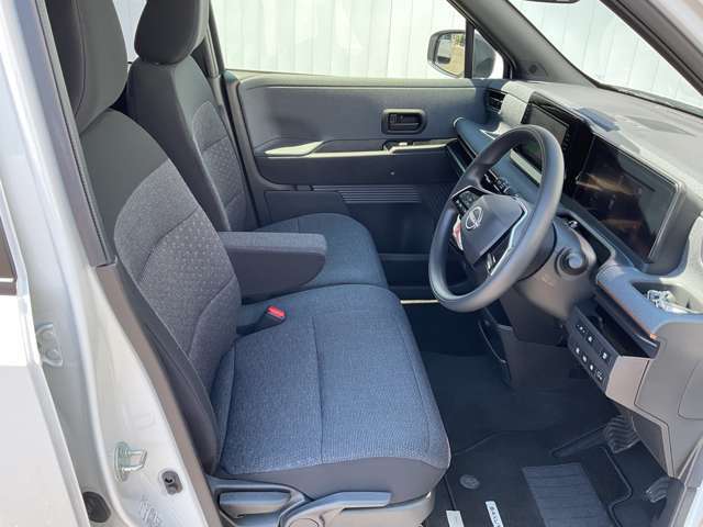 運転席まわりです。実際に座ってみて、乗り心地を体験してみてください,視界も良好です