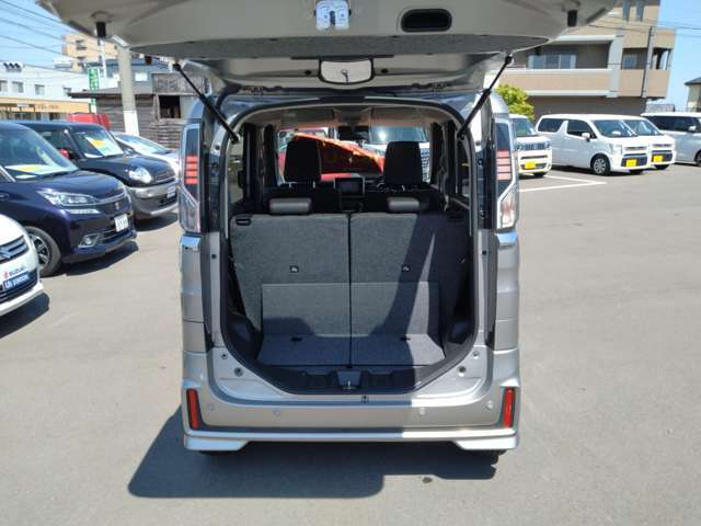 ラゲッジスペースの画像です。軽自動車ですが開口部も広いので荷物も載せやすいです！