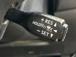 【レーダークルーズコントロール】高速道路での長距離走行が楽に！！自動で速度を保つクルーズコントロールが、衝突軽減システムと連携し、前方の車両を感知して車間を保つように速度調節してくれます！！