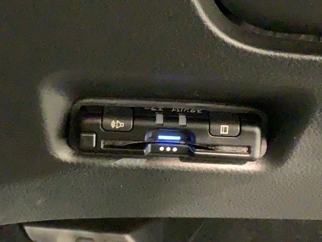 いまや快適なカーライフに欠かせないETCが付いています。