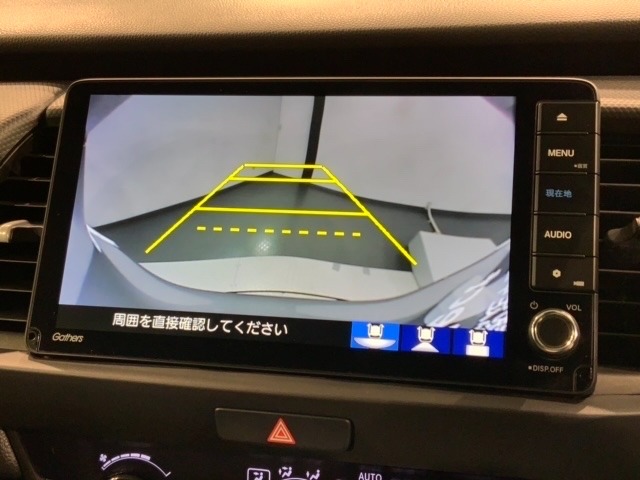 リバースギアに入れるだけで後方の表示へ切り替わります。夜間や雨の日の駐車も楽になりますよ。