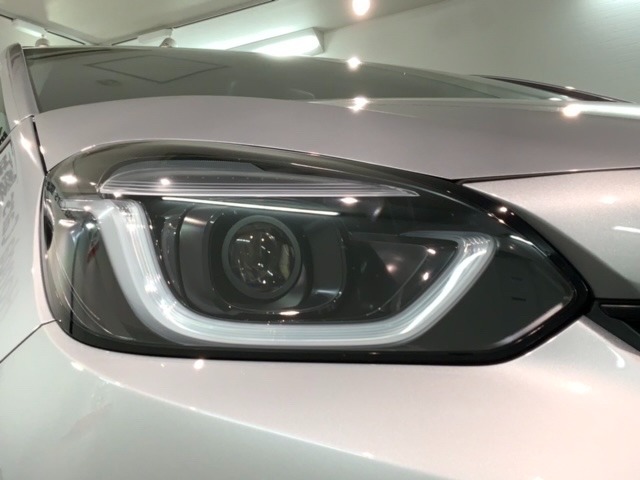 LEDヘッドライトは、点灯の瞬間から最大光量を発揮し、突然暗くなるトンネルなどでの安定感を高めます。