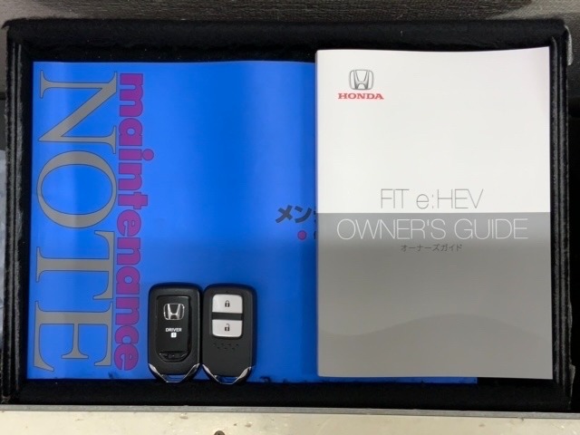 スマートキーは鍵をバッグに入れたままでもドアロックの開閉やエンジンのON・OFFができます。夜間や雨の日も鍵を探さなくて良いので便利です。