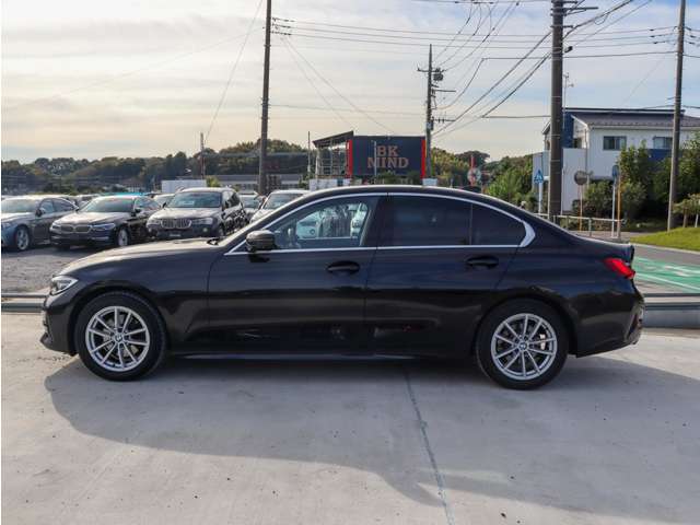 厳選されたBMW中古車が80台から100台ほど展示されております。営業時間は10：00から19：00で年中無休（年末年始を除く）で営業しております。