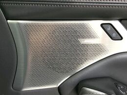 【BOSEサウンドシステム】メーカーオプションの高品位サウンドシステムを搭載。専用のチューニングが施された大小様々なスピーカーから良質なサウンドが奏でられ、臨場感あふれる音響空間を演出します。