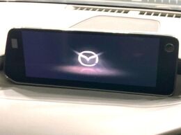 【10.25インチマツダコネクト】車内の雰囲気にマッチした大型ディスプレイ。スマホ接続でのナビ使用やBluetooth再生等、様々な機能が楽しめます。直感的なダイヤル操作が可能で、使い勝手も良好です。