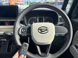 ☆ステアリングホイール☆手にしっくりくる握り心地で滑りにくく運転も快適です！