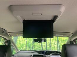 【フリップダウンモニター】大画面モニターで後席でもエンタメをお楽しみいただけます。小さなお子様にも大人気の装備です♪