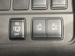 【ハンズフリー機能付き両側パワースライドドア】スライドドアの下に足先を入れてすぐ引くと、自動的にスライドドアが開閉します！荷物で両手がふさがった状態でも、ドアの開閉ができてとっても便利！