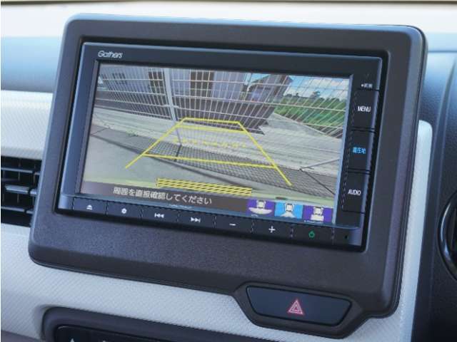 【バックカメラ】駐車が苦手な方でも安心してお乗りいただけます。リバース連動で画面が切り替わるのでとっても便利です。
