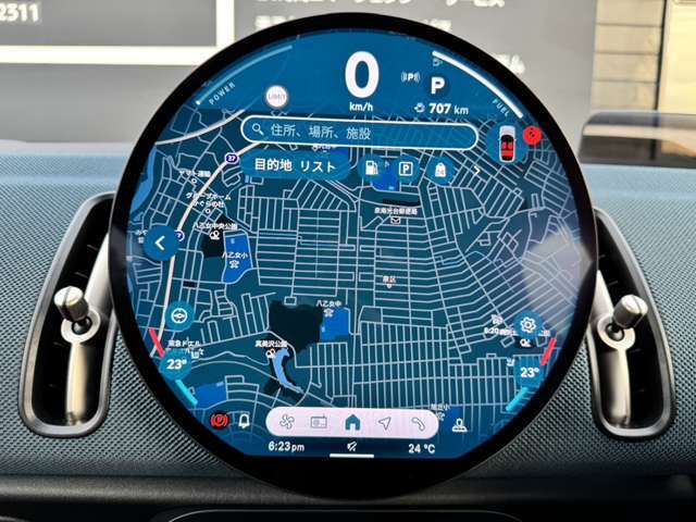 円形有機ELセンターディスプレイ、ミュージックサーバー、Bluetooth、ハンズフリーフォン付。