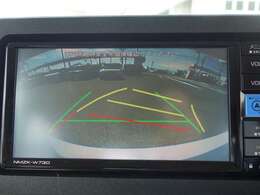 嬉しいバックカメラ付き！シフトをRに入れるだけで、車両の後方を一目で確認できます！駐車の際の心強い味方ですね！