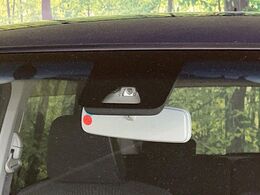 【スマートアシスト】走行中に前方の車両等を認識し、衝突しそうな時は警報とブレーキで衝突回避と被害軽減をアシスト。より安全にドライブをお楽しみいただけます。