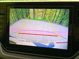 【バックカメラ】駐車時に後方がリアルタイム映像で確認できます。大型商業施設や立体駐車場での駐車時や、夜間のバック時に大活躍！運転スキルに関わらず、今や必須となった装備のひとつです！
